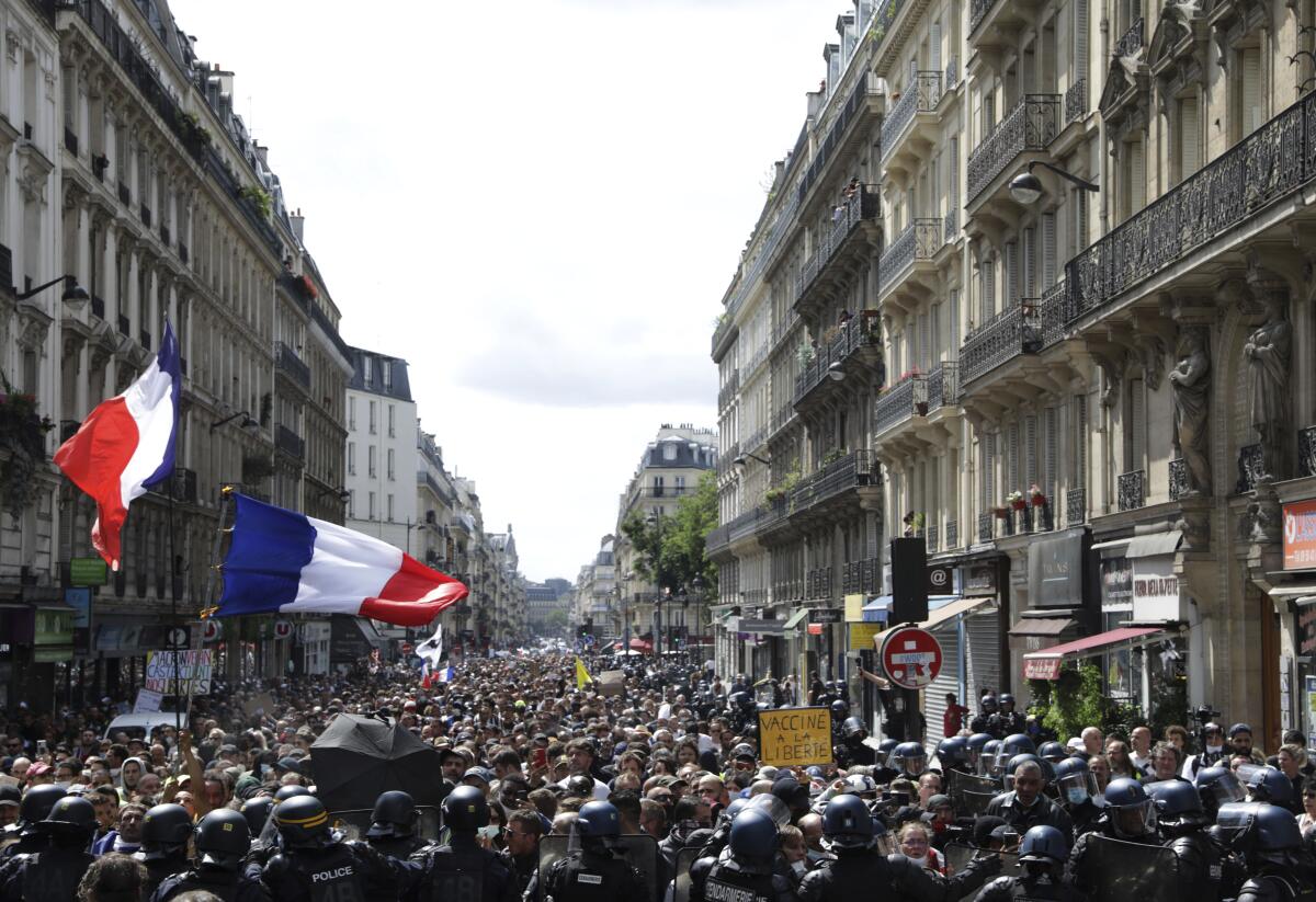 Policías chocan con manifestantes antivacunas en París