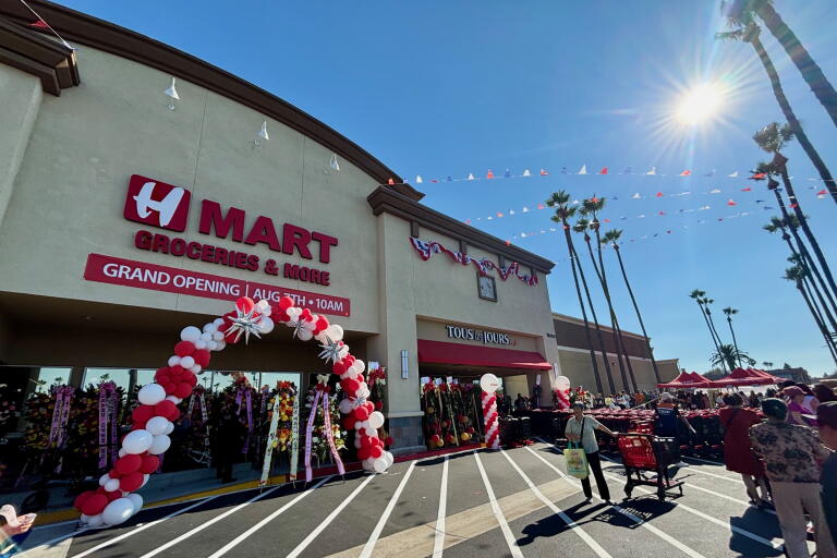 In Mart H Mart opens to long lines, hungry customers in Westminster - Los ...