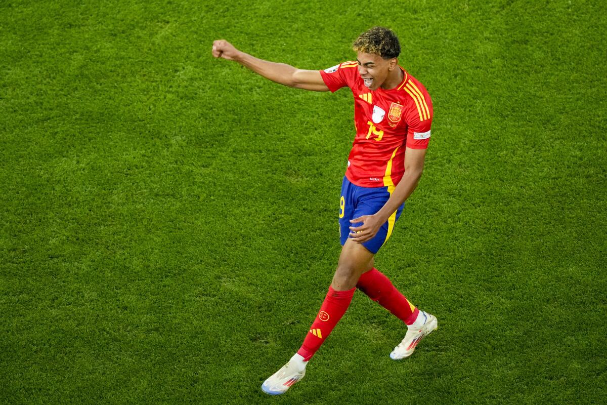 Lamine Yamal celebra tras anotar el primer gol de España en la victoria 2-1 ante Francia en