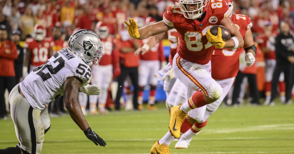 Travis Kelce hauls in four touchdowns in Chiefs' win over Raiders