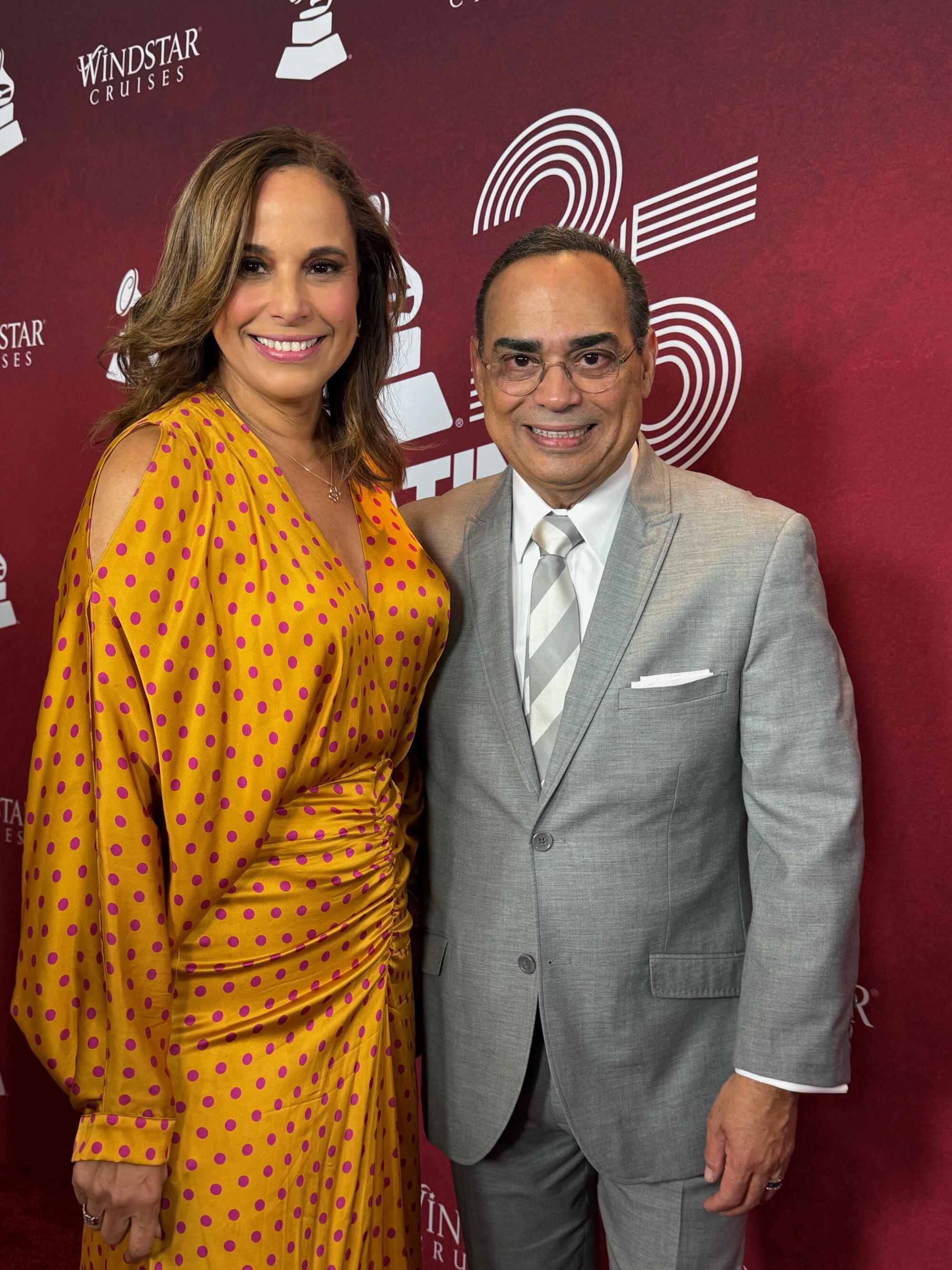 Gilberto Santa Rosa, quien llegó acompañado de su esposa