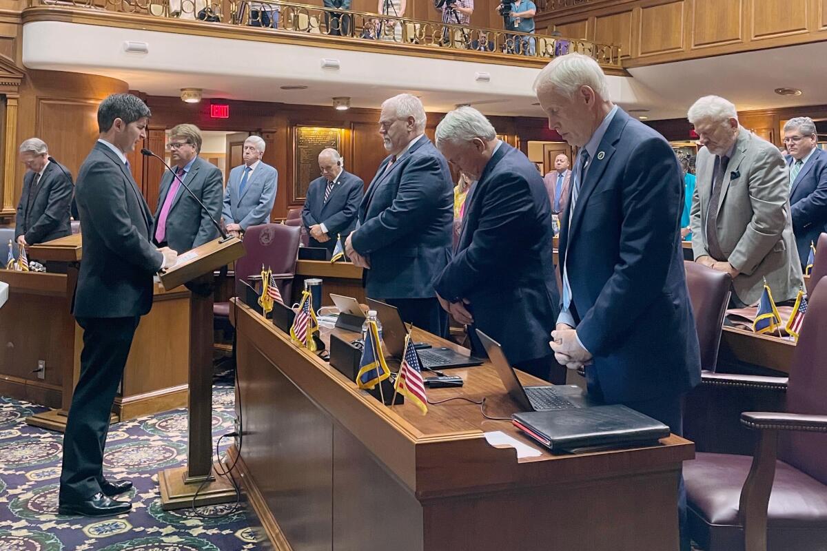 Indiana House lawmakers bow their heads 