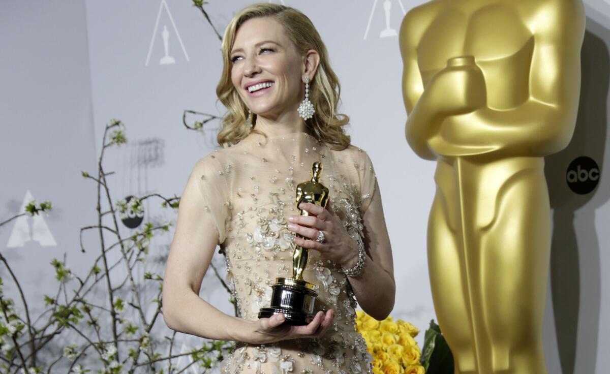 Cate Blanchett poses with her leading actress Oscar.