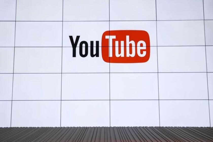 YouTube informó que no eliminará todavía los videos con teorías de conspiración o falsedades: quienes los busquen o se suscriban a canales que los publican, podrán encontrarlos (Patrick T. Fallon / Bloomberg).