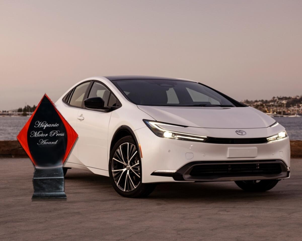 El Prius de Toyota se llevó el galardón Hispanic Motor Press Award.