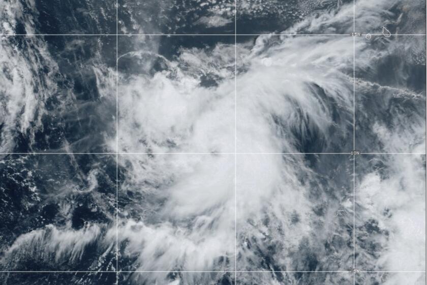 En esta imagen de satélite, proporcionada por la Oficina Nacional de Administración Oceánica y Atmosférica (NOAA, por sus siglas en inglés) se muestra la tormenta tropical Leslie, el jueves 3 de octubre de 2024, en el océano Atlántico. (NOAA vía AP)