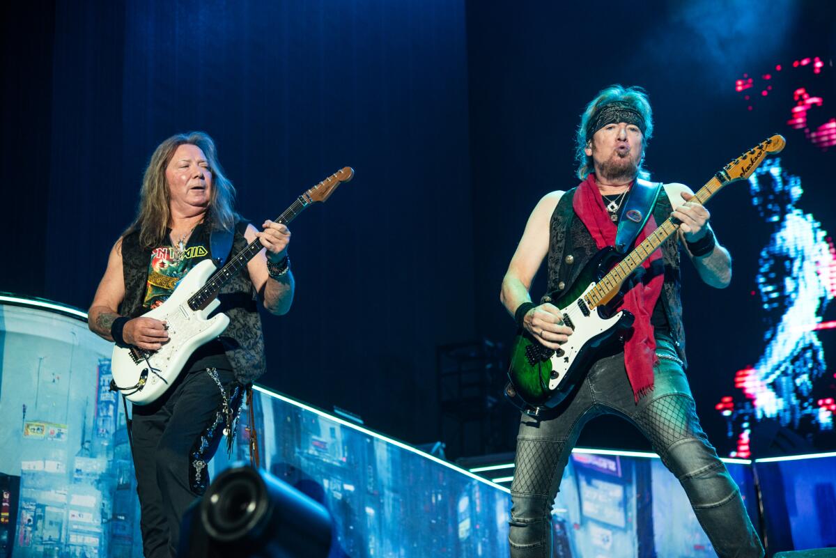 Steve Murray y Adrian Smith, guitarristas de Iron Maiden, en pleno concierto.