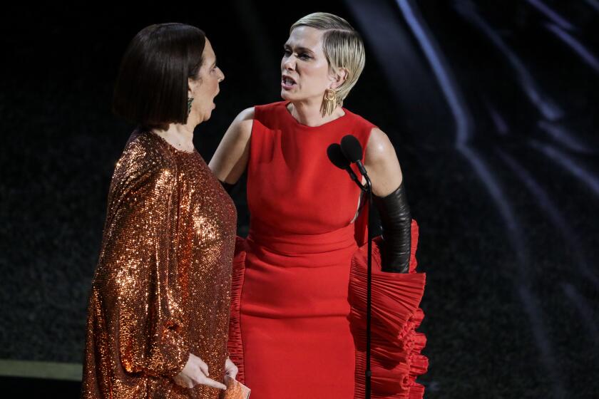 TNS AND WIRE SERVICES OUT. NO SALES. CALTIMES NEWSPAPERS AND WEBSITES ONLY. HOLLYWOOD, CA – February 9, 2020: Presenters Maya Rudolph and Kristen Wiig during the telecast of the 92nd Academy Awards on Sunday, February 9, 2020 at the Dolby Theatre at Hollywood & Highland Center in Hollywood, CA. (Robert Gauthier / Los Angeles Times)