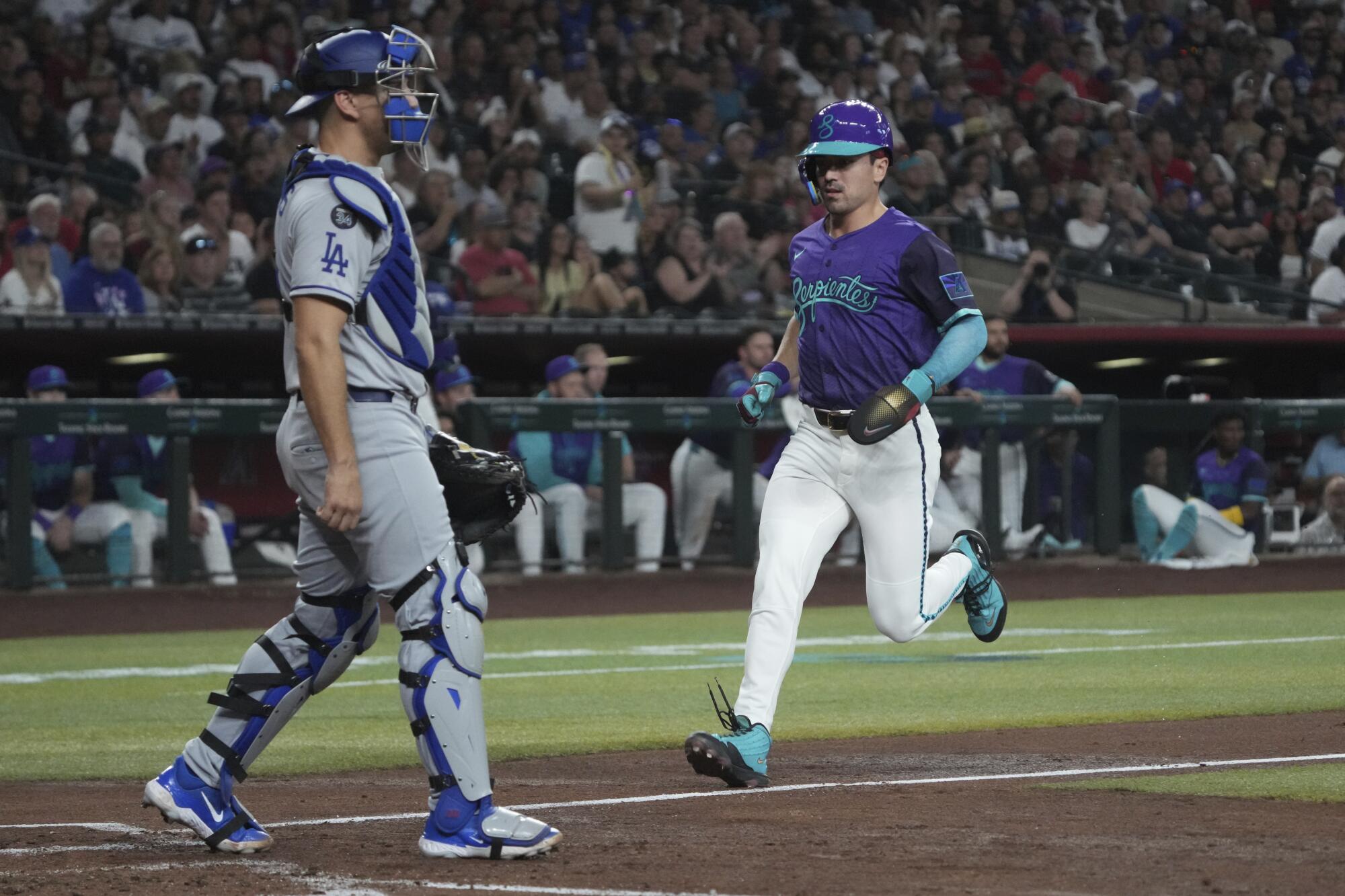 Arizona Diamondbacks dış saha oyuncusu Corbin Carroll, Phoenix'teki ilk atış sırasında Dodgers'a karşı gol attı.