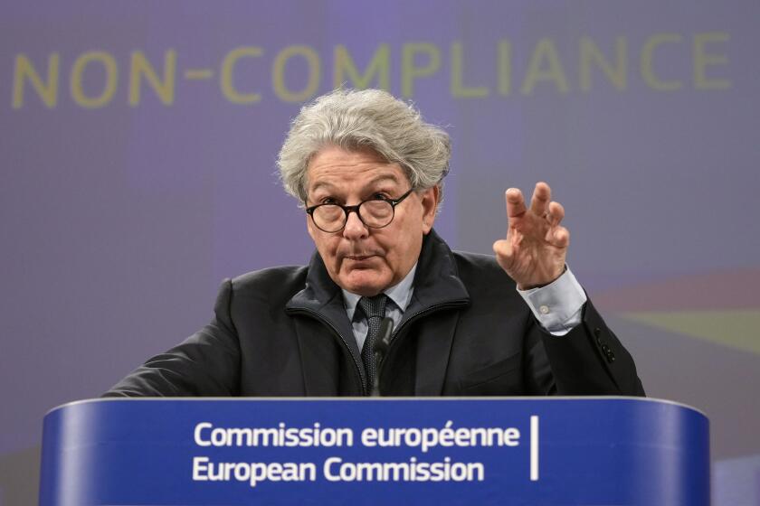 El comisionado europeo para Mercado Interno, Thierry Breton, en conferencia de prensa sobre la Ley de Mercados Digitales en la sede de la Unión Europea en Bruselas, el lunes 5 de marzo de 2024. (AP Foto/Virginia Mayo)