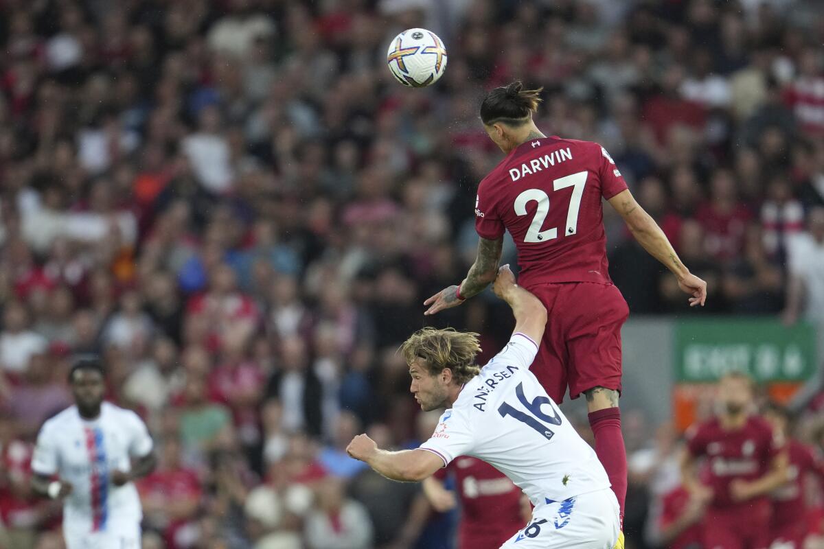 El delantero uruguayo Darwin Núñez (27) de Liverpool salta sobre Joachim Andersen de Crystal Palace 