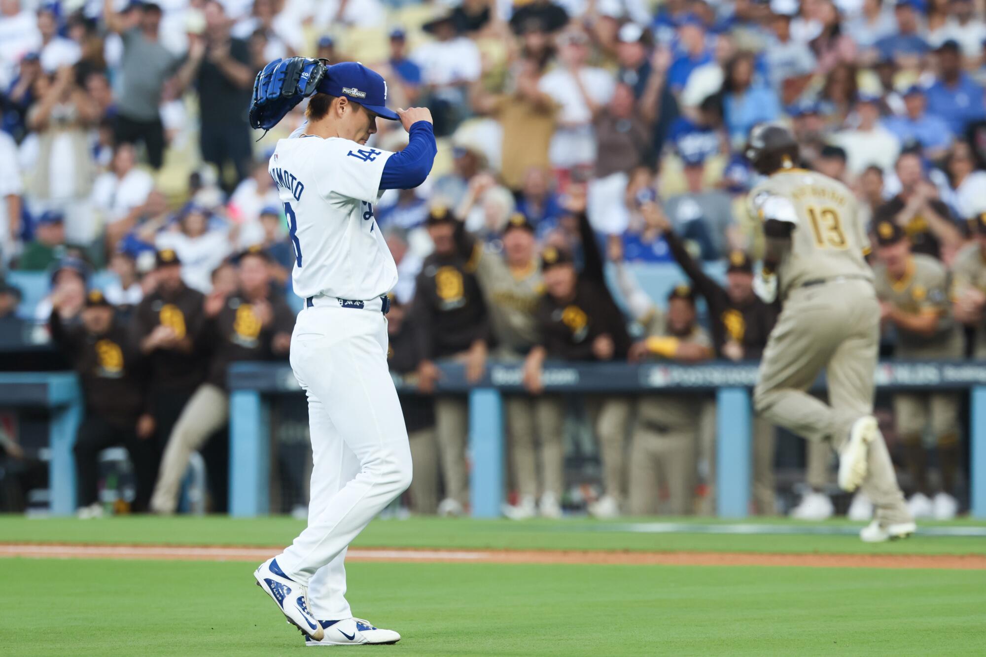 Shaikin: Yoshinobu Yamamoto's uneasy Sport 1 begin a fluke or a worrying signal? 2 Dodgers pitcher Yoshinobu Yamamoto reacts after giving up a two-run home run to San Diego Manny Machado.