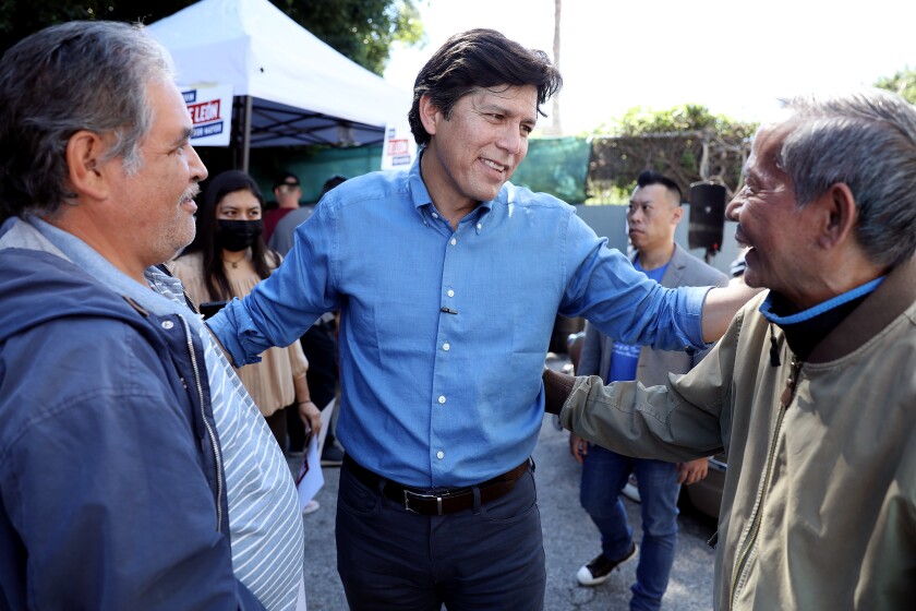 El concejal de la ciudad de Los Ángeles, Kevin De Leon, saluda a los votantes en la gran inauguración de la sede de su campaña.