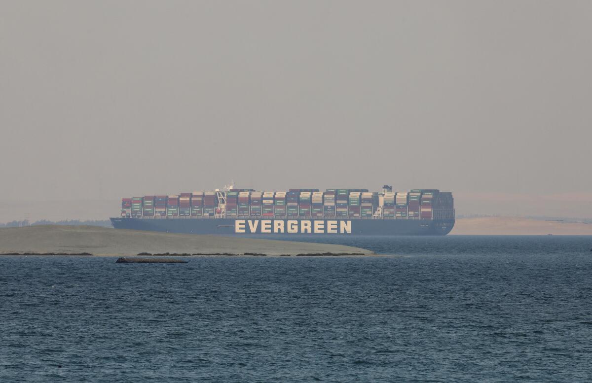 Foto tomada el 30 de marzo del 2021 del buque Ever Given cerca de Egipto. (Foto AP/Mohamed Elshahed, File)