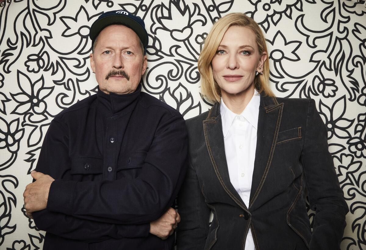 Todd Field, izquierda, y Cate Blanchett posan para un retrato el 2 de octubre de 2022
