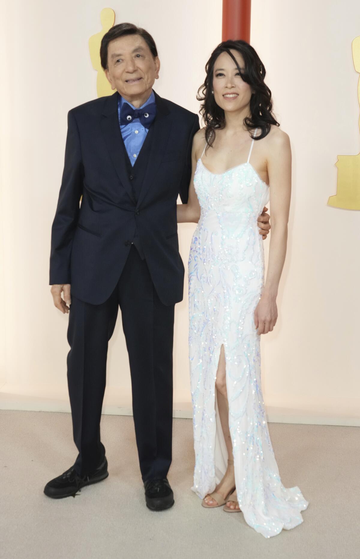 James Hong y April Hong llegan a la alfombra de los Oscar.