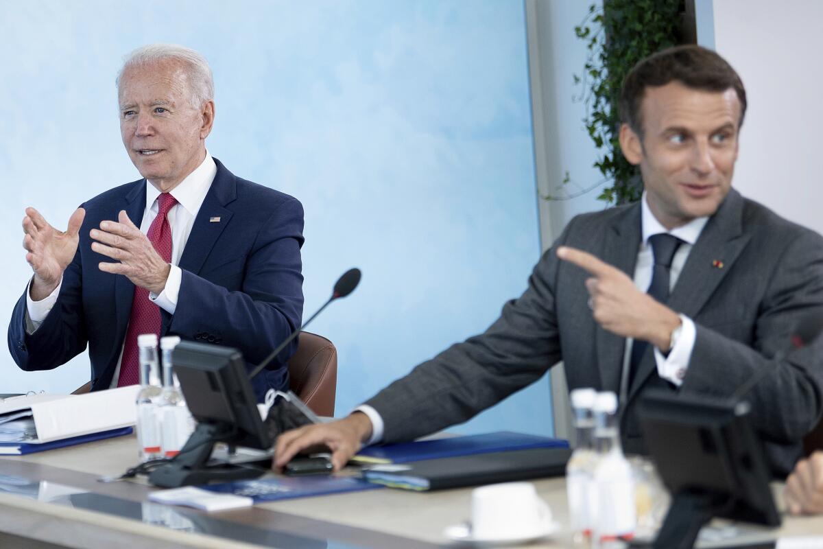 El presidente de Estados Unidos Joe Biden escucha al presidente francés Emmanuel Macron