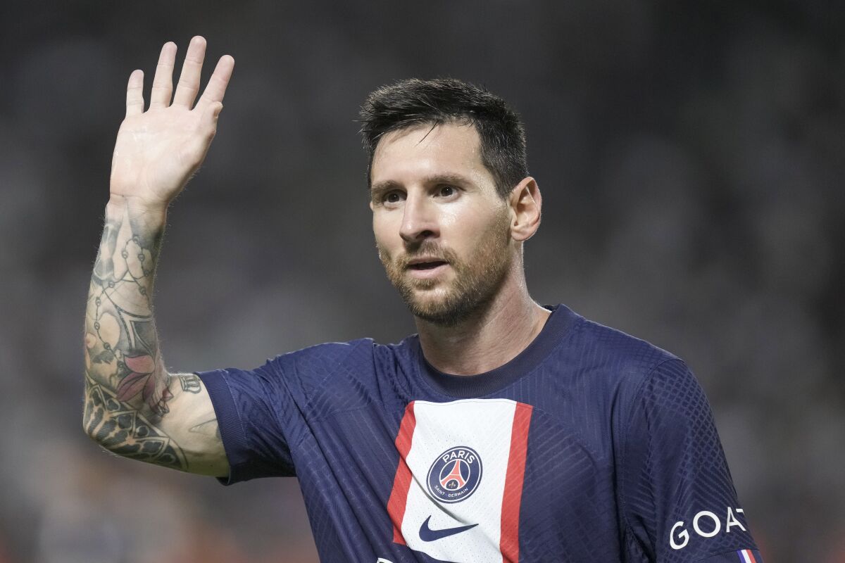 Lionel Messi del Paris Saint-Germain saluda durante la Supercopa de Francia 