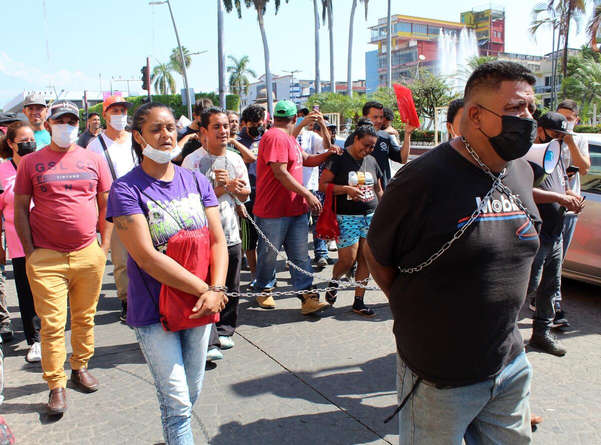 Migrantes realizan viacrucis en el sur de México para exigir visas