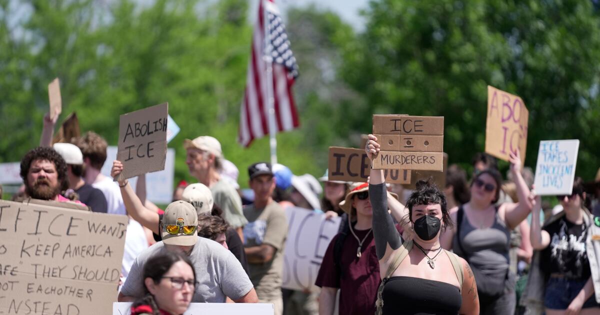 L’administration Trump ordonne à ICE de suspendre la plupart du trafic après deux fusillades meurtrières, selon une source AP