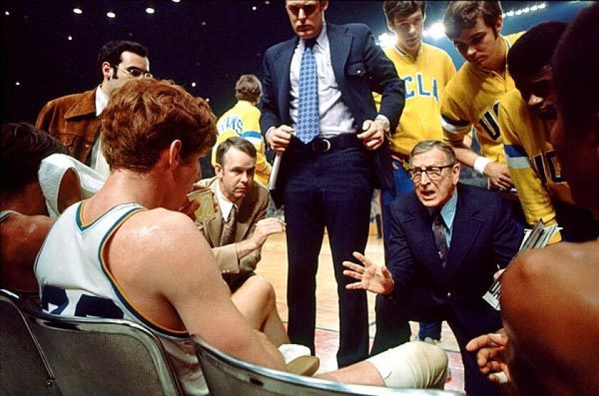 John Wooden istruisce i suoi giocatori, compreso Bill , seduto a sinistra, durante la finale NCAA del 1972 alla Sports Arena di Los Angeles.