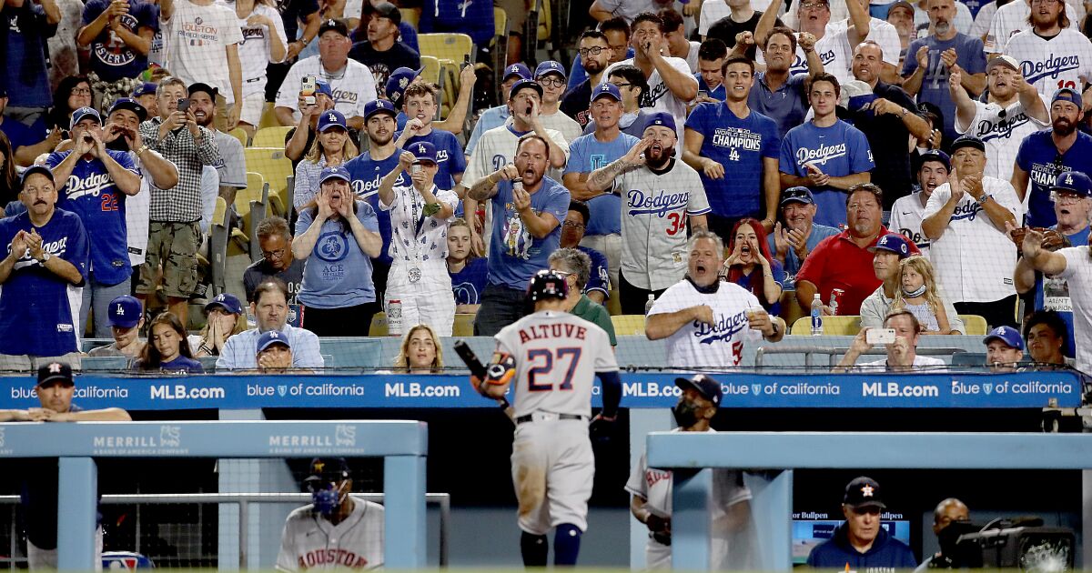 Plaschke: Give ’em hell, Dodgers fans. Astros still deserve to be booed for cheating