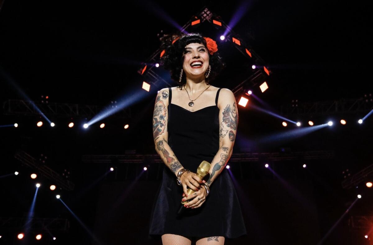 La cantante chilena Mon Laferte durante una de sus presentaciones.