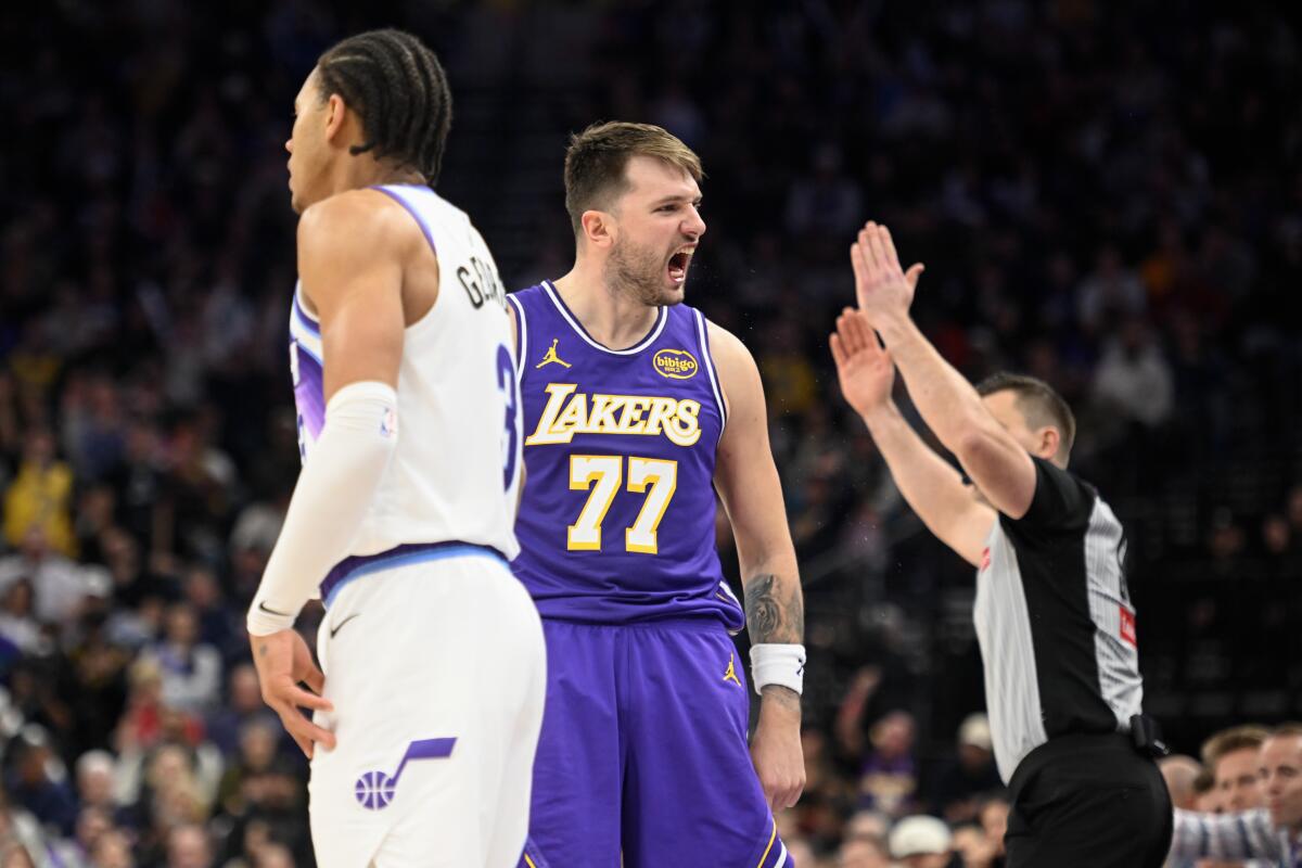 Lakers guardı Luka Doncic, Perşembe gecesi Jazz karşısında alınan galibiyetin ikinci yarısında yaptığı oyundan sonra kutlama yapıyor.