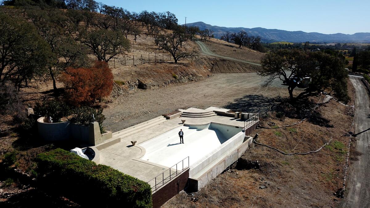 Ray Signorello Jr., en una piscina vacía, donde estaba ubicado el edificio principal de su bodega en Napa. Signorello se quemó hasta los cimientos durante los incendios forestales de 2017, pero la bodega continúa produciendo.