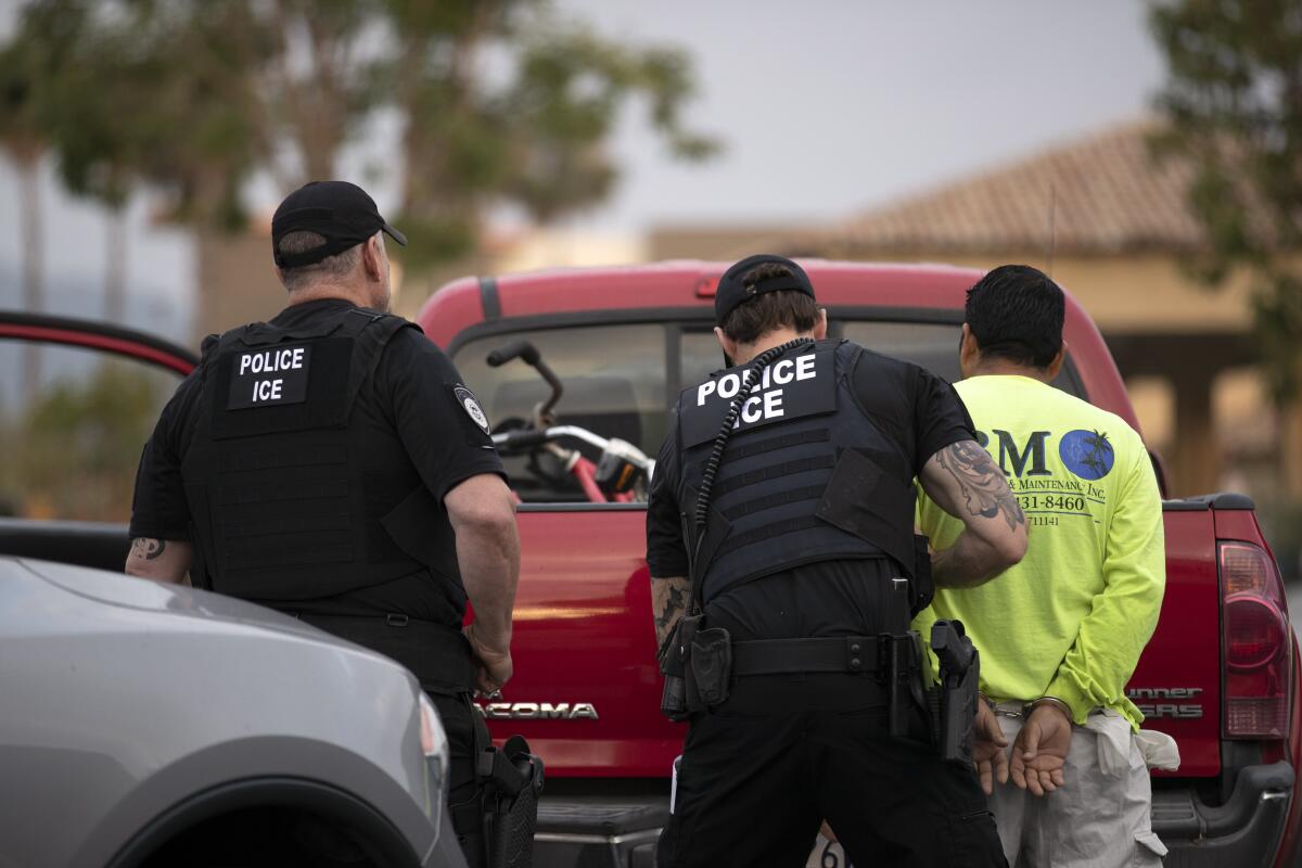 En imagen de archivo, agentes de ICE detienen a un hombre durante un operativo en Escondido, California.