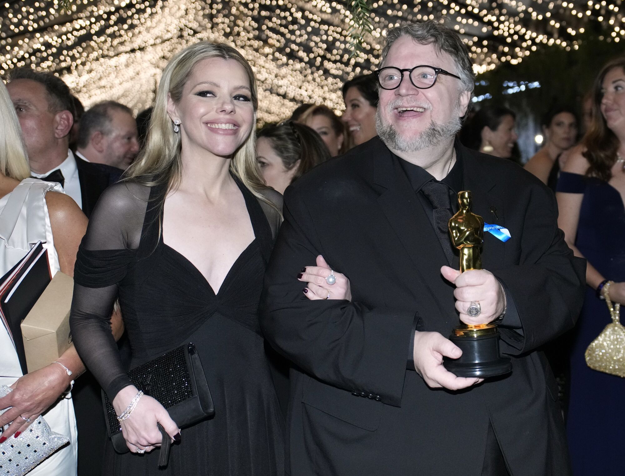 Guillermo del Toro ganó el Oscar a cinta animada por "Guillermo del Toro's Pinocchio" y así de feliz lucía tras bastidores.