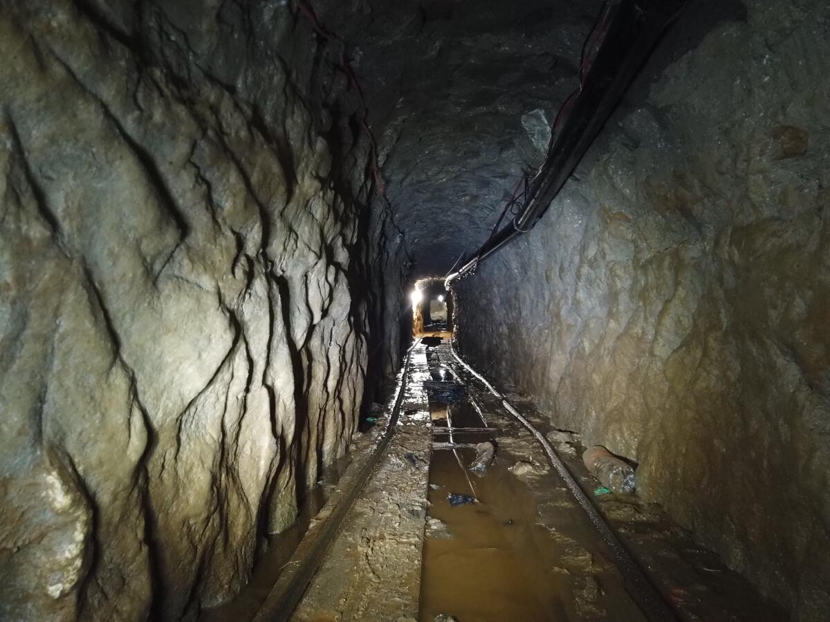 Las autoridades federales incautaron narcóticos en este túnel recién descubierto que conecta un almacén en Tijuana con el sur de San Diego. El decomiso fue notable por la baja cantidad de fentanilo opiáceo que descubrieron.