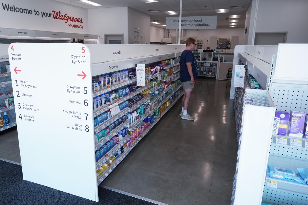 Un cliente explora el pasillo de una farmacia Walgreens en Deerfield, Illinois