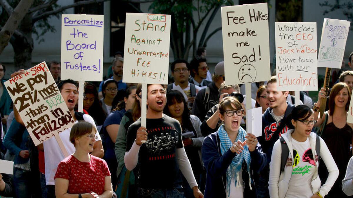 Estudiantes de Cal State Fullerton protestan contra el aumento en las colegiaturas en el 2011.