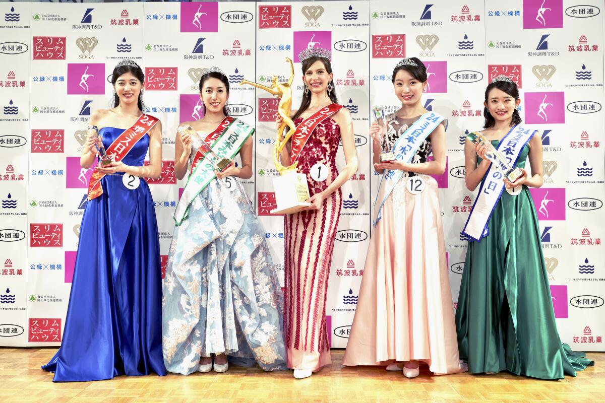 Concursantes, incluyendo a Carolina Shiino, centro, quien ganó el concurso Miss Nippon (Japón) Grand Prix