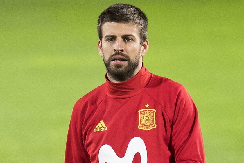 ARCHIVO - En esta foto del 4 de septiembre de 2017, el zaguero español Gerard Piqué durante un entrenamiento previo al partido contra Liechtenstein en las eliminatorias del Mundial. (Gian Ehrenzeller/Keystone vía AP, archivo)