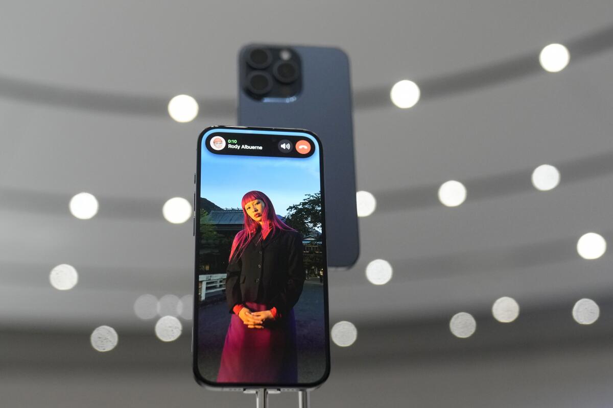 ARCHIVO - Dos teléfonos iPhone 15 Pro se muestran durante el anuncio de nuevos productos 