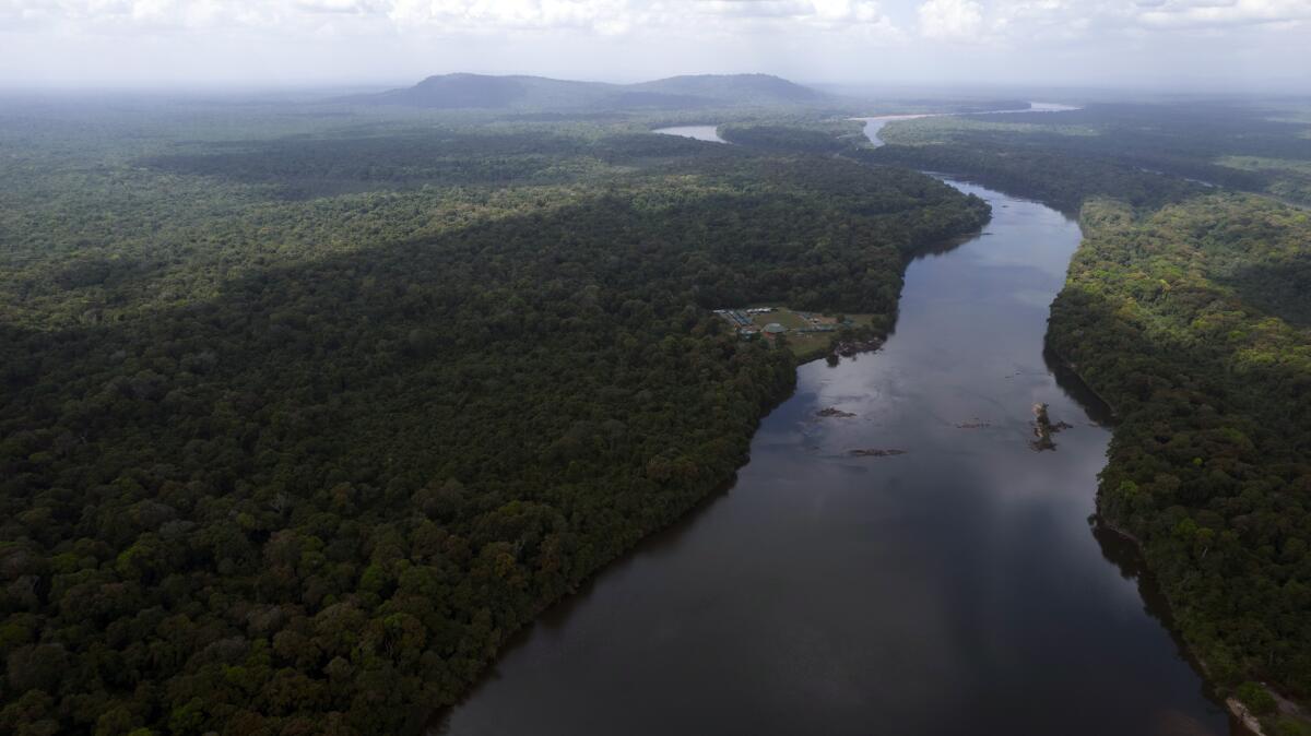 ARCHIVO - El río Esequibo fluye a través del cruce Kurupukari el 19 de noviembre de 2023,