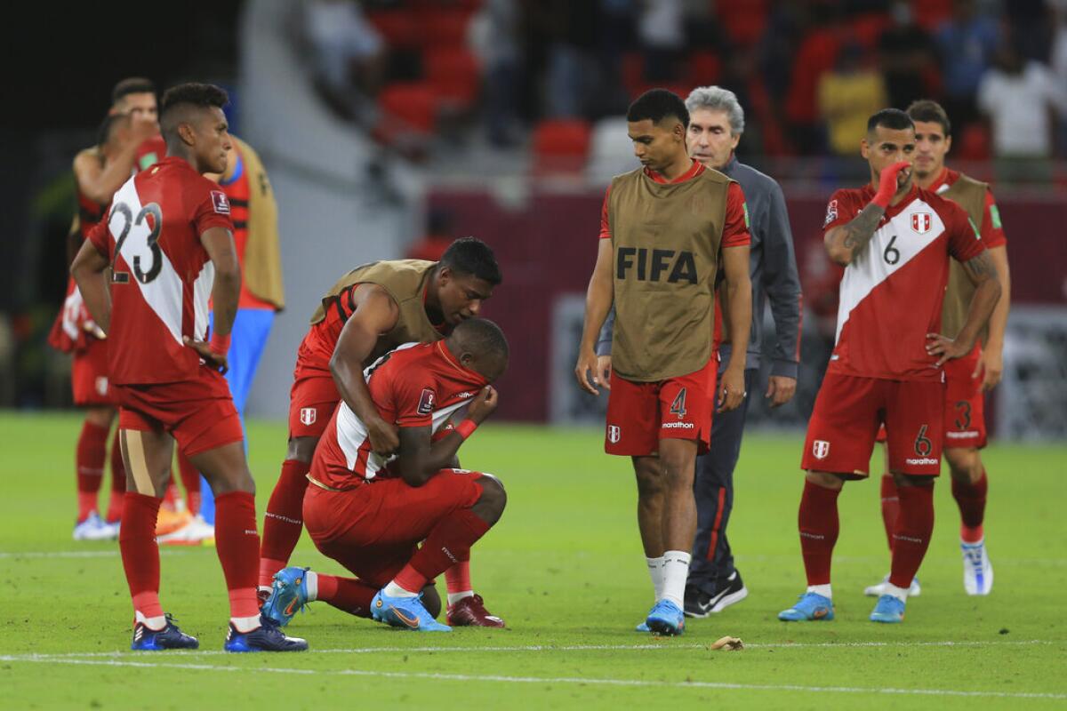 Los jugadores de Perú desconsolados tras perder 5-4 ante Australia
