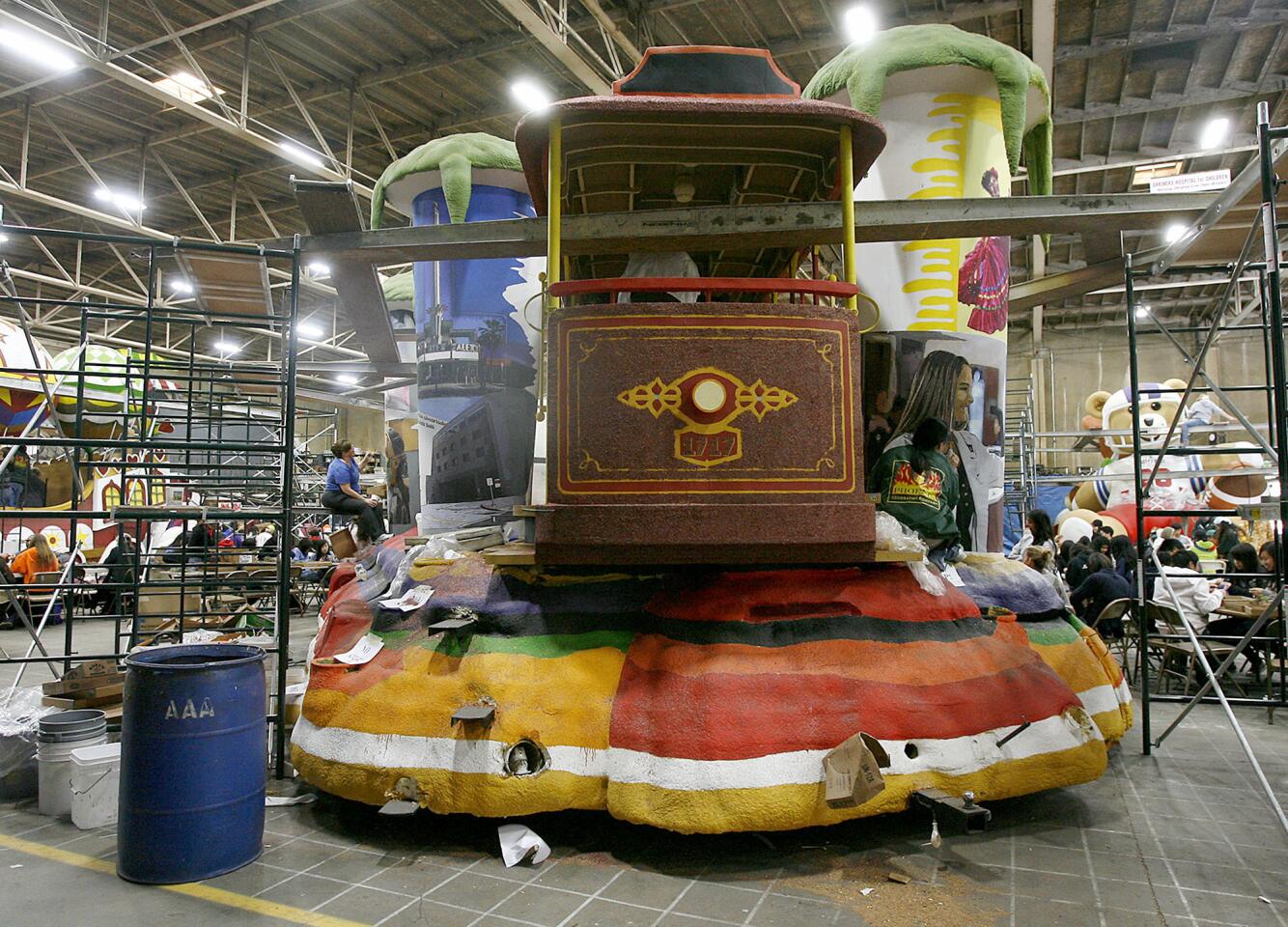 Photo Gallery: Glendale float moving along with volunteers help at Phoenix Decorating