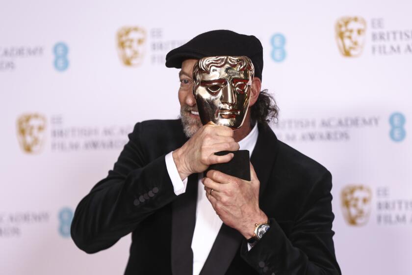 Troy Kotsur posa en la sala de prensa tras ganar el Premio BAFTA al mejor actor de reparto, por "CODA", el domingo 13 de marzo de 2022 en Londres. (Foto por Joel C Ryan/Invision/AP)