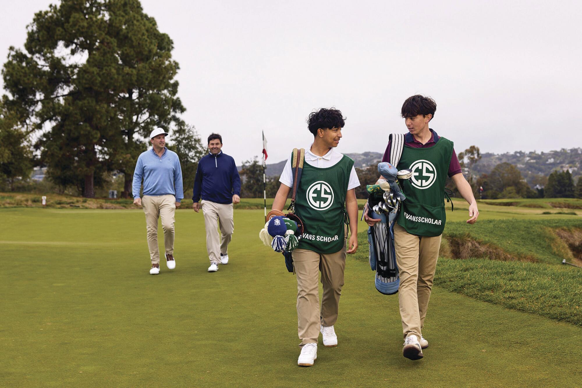 Los caddies Johnnie García y Nicolás Vallejo (chalecos verdes) recibieron