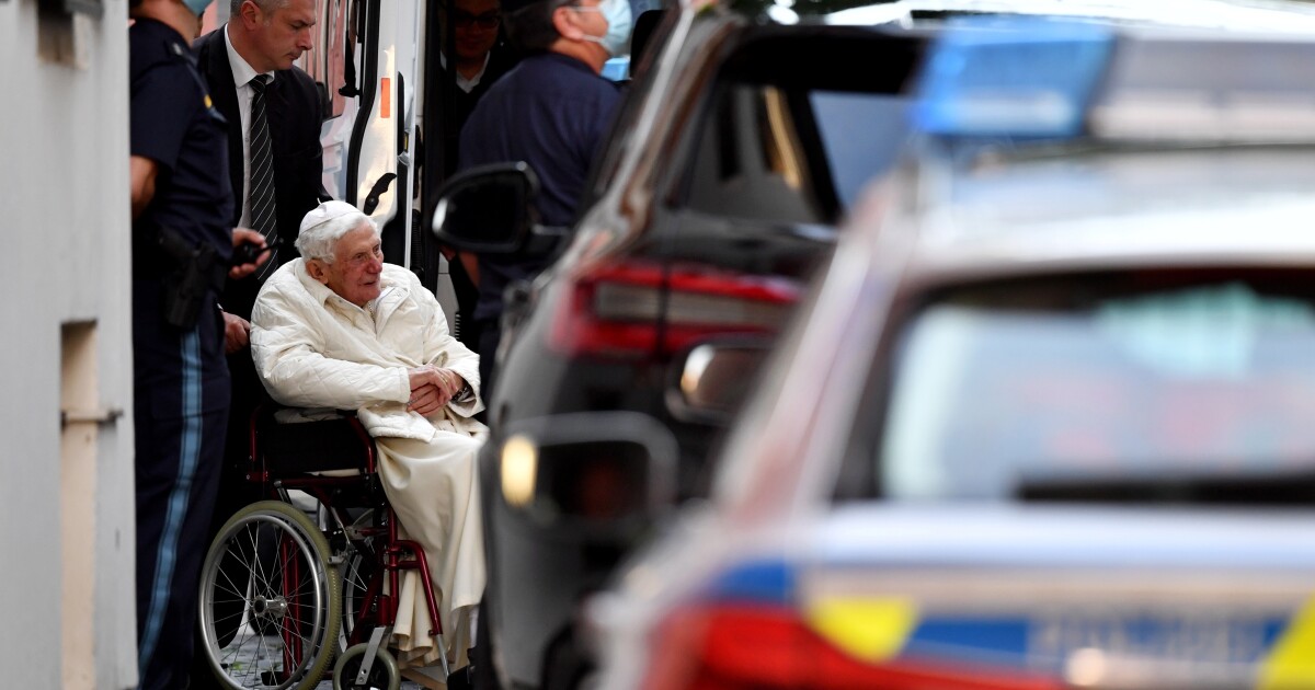 Benedetto XVI ha 95 anni, fisicamente debole ma limpido