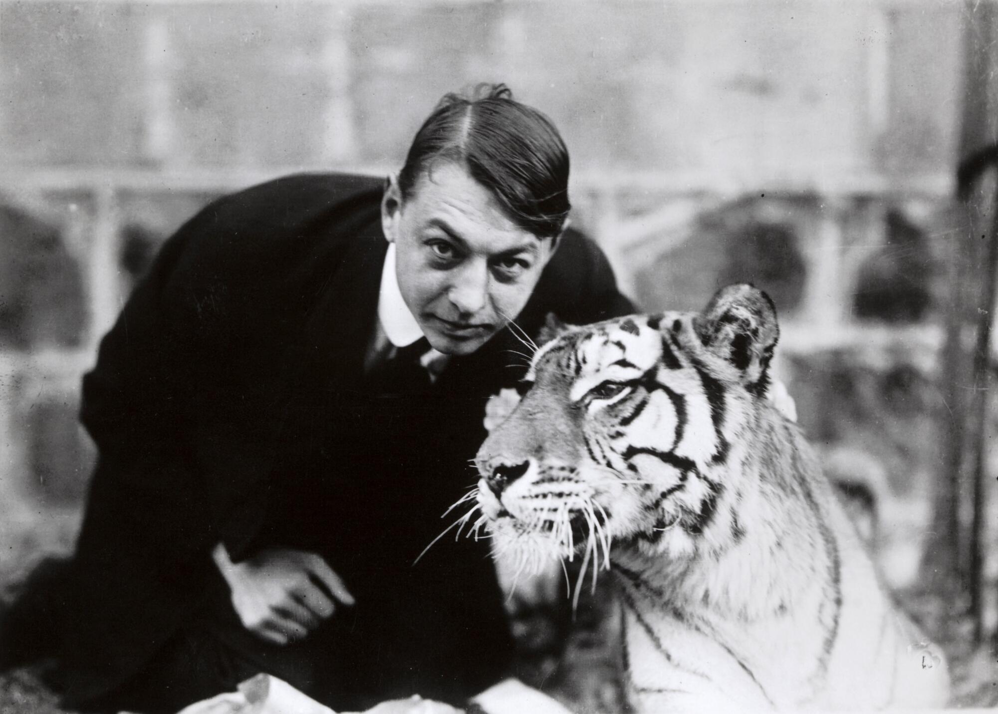 Paul Bourgeois (Sablon) and tiger, undated, from the collection of EYE Filmmuseum.