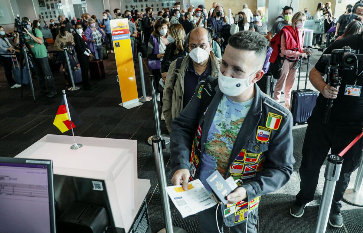 Pasajeros suben a un vuelo de Lufthansa con destino a Múnich en el Aeropuerto Internacional de San Diego.
