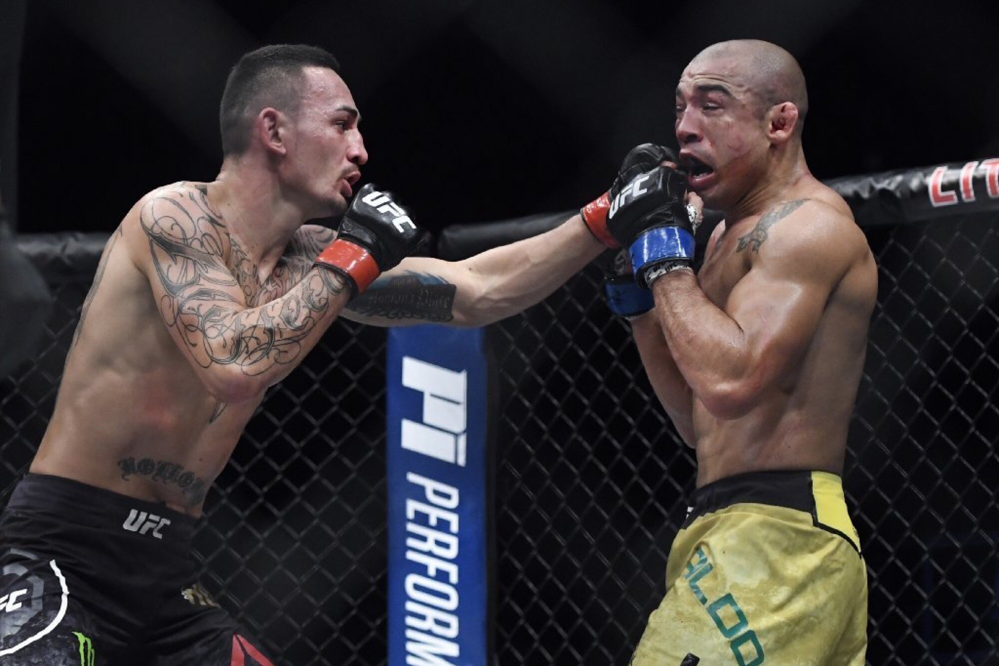 lindre Ordinere Svarende til UFC 218: Max Holloway beats Jose Aldo to retain featherweight title - Los  Angeles Times