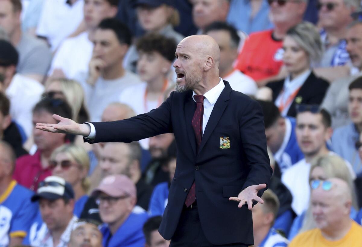 Erik ten Hag, entrenador del Manchester United, gesticula durante un partido de fútbol