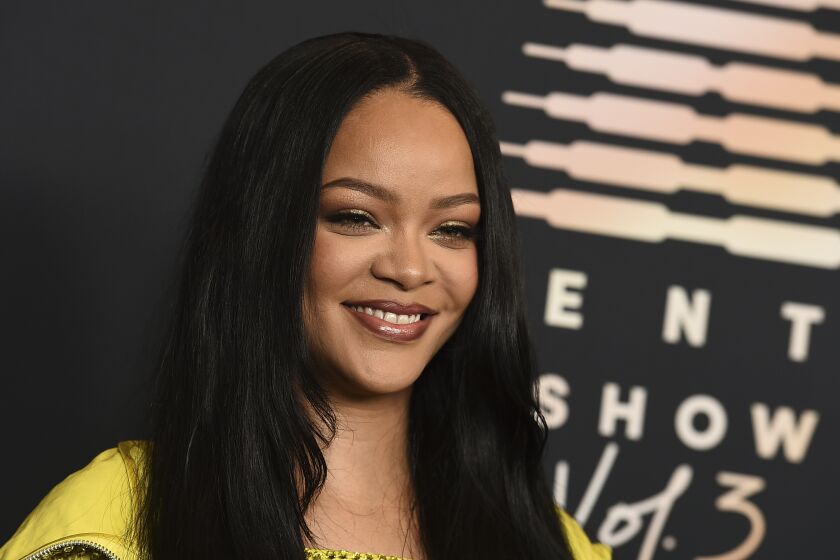 ARCHIVO - En foto del 28 de agosto del 2021, Rihanna acude a un evento de su marca de ropa interior Savage X Fenty en Los Ángeles. El domingo 25 de septiembre del 2022, la NFL anuncia que Rihanna encabezará el show de medio tiempo del Super Bowl 2023. (Photo by Jordan Strauss/Invision/AP, Archivo)