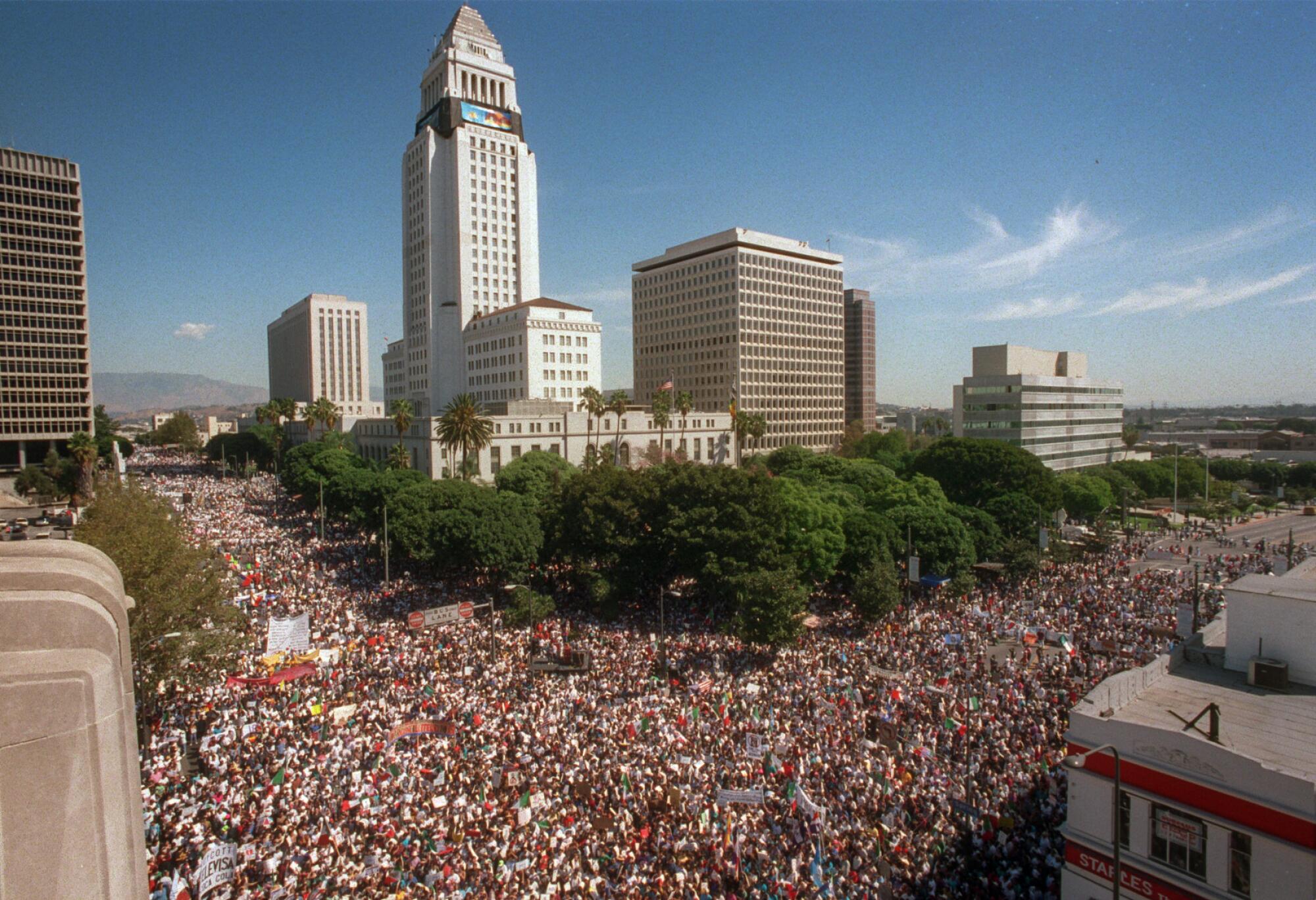 Alrededor de 70.000 manifestantes contra la Proposición 187 se reúnen en el Ayuntamiento de Los Ángeles el 16 de octubre de 1994.
