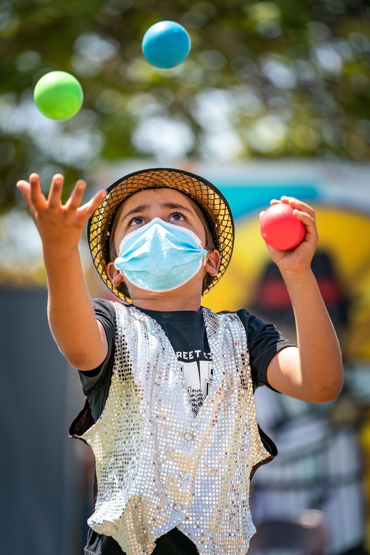 Un estudiante actuando en Fern Street Circus en 2021.